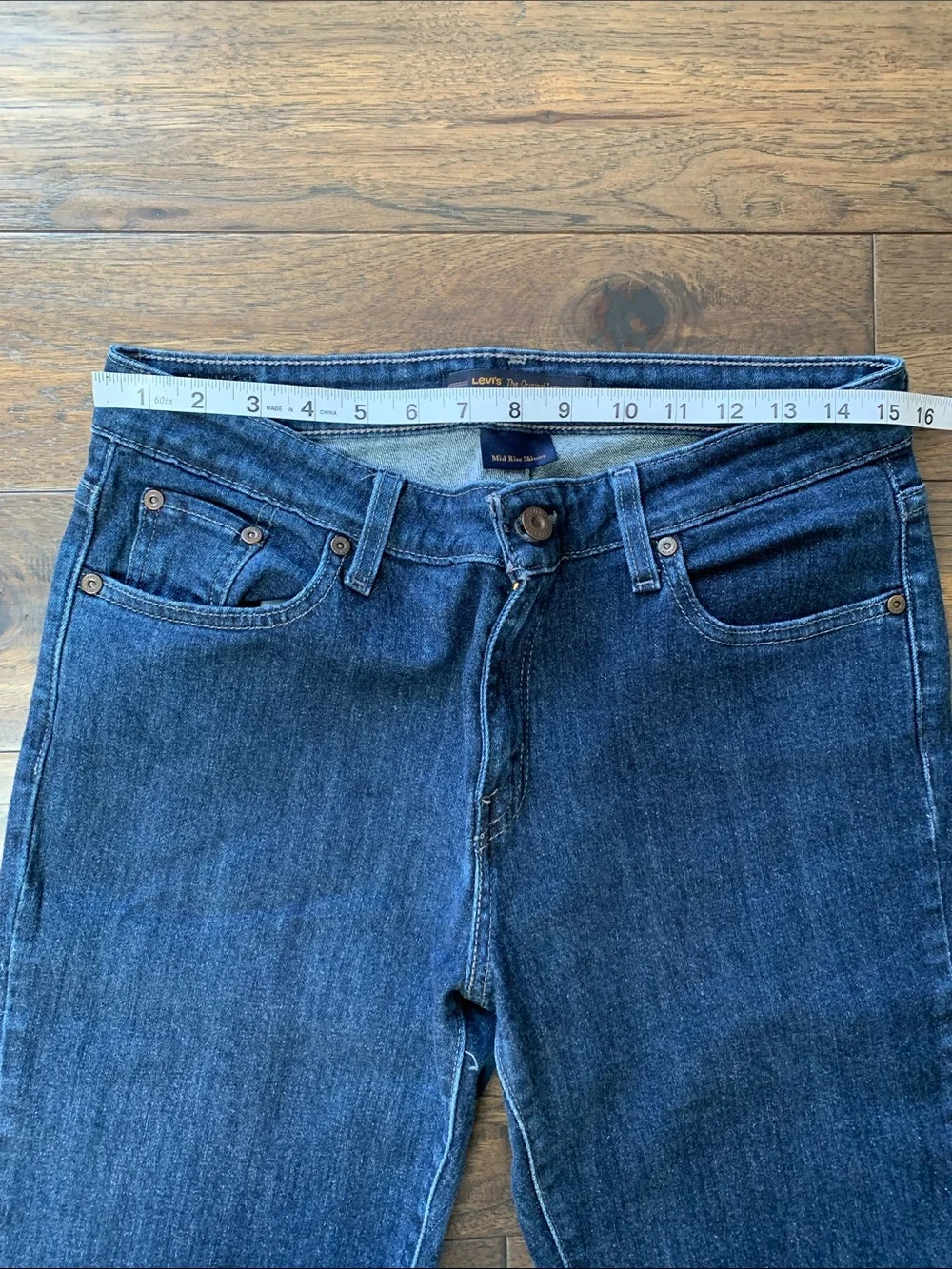 Levi's Women's Classic Mid Rise Skinny Straight-Leg Denim Jeans.Pre-Owned. 31x29 - Picture 4 of 7